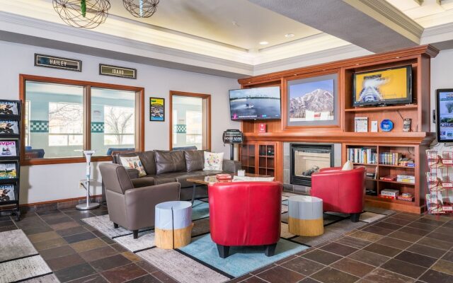 Wood River Inn & Suites