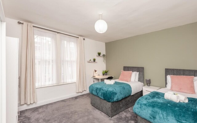 Leeds 4-bed House - Sleeps 9, Free Parking & Wifi