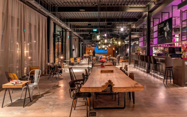 MOXY London Heathrow Airport