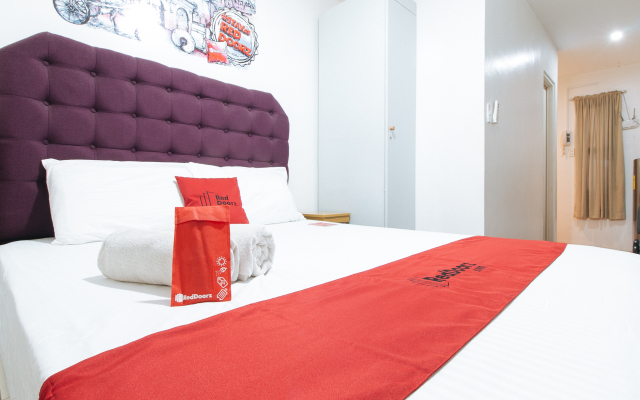 RedDoorz Plus @ Ruby Las Pinas Weekly Stay