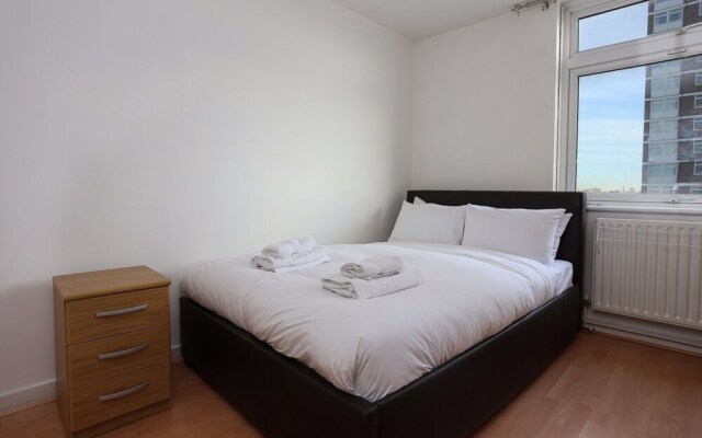 4 Bedroom Apartment in Shepherd's Bush Accommodates 10