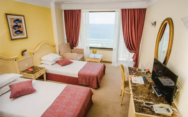 Palace Hotel - Sunny Day Resort