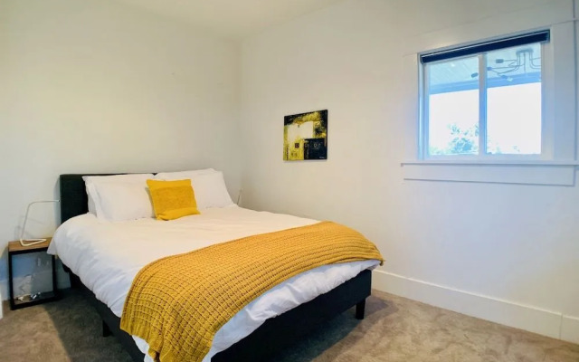 Central Queen Anne Lookout