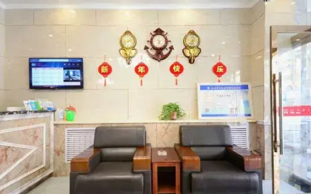 Ruixin Express Hotel (Taiyuan Railway Station Clothing City)