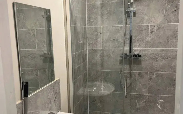 5 Bedroom Cosy Bloxwich Stay - Wifi & Free Parking