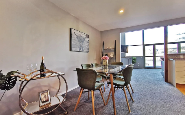 Mountain, lake, sun and this sensational home – Guest Rooms – Queenstown