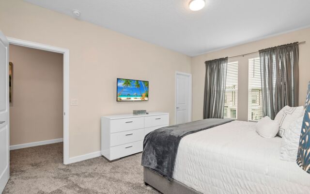 Edgy, Modern 6 Bed 5 Bath