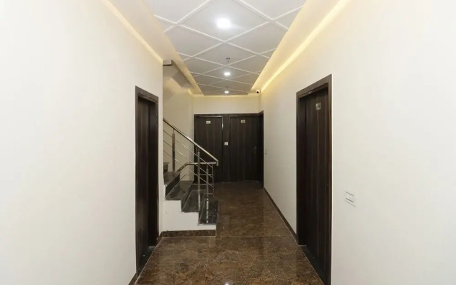 OYO 44021 Hotel Aura