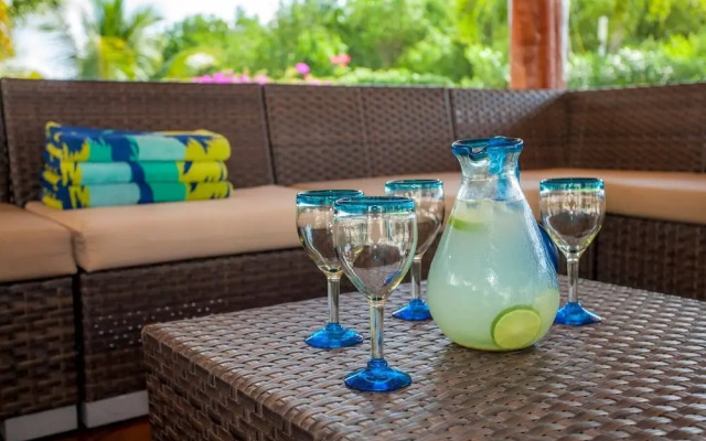 1BR Condo - Best Location! Pool+beach! Sleeps 4!!