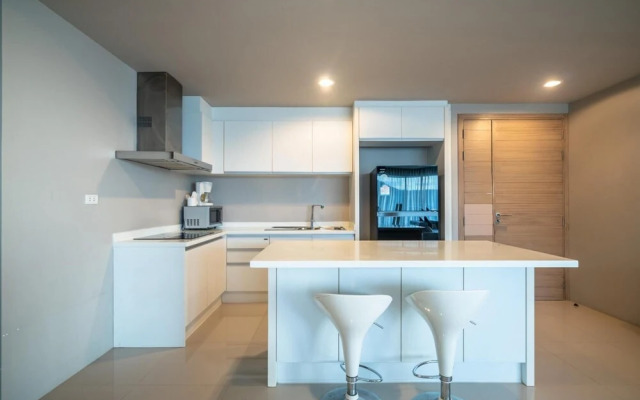 Spacious Apartment With Jacuzzi and Ocean View