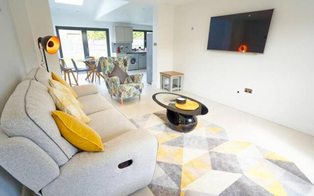 Home From Home - 4 Double Bed House with Parking