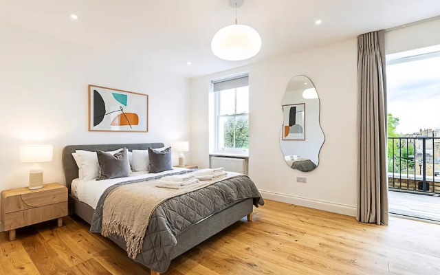Light & Luxury Chelsea Apartment: Private Balcony!