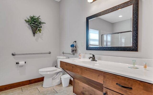 Rockwood Lake Lodge 7 Bedroom Home by RedAwning