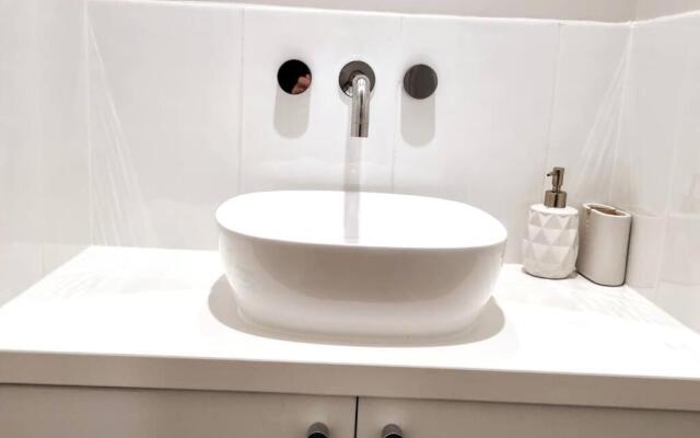 New modern 3 bedroom apartment in St Kilda East