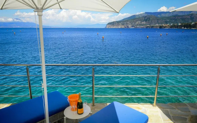 Beachfront Villa Sorrento & private sea access