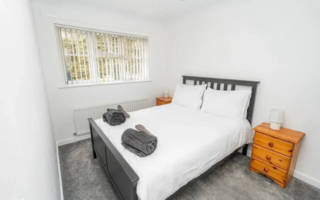 Modern 2-bed Home With Driveway Basingstoke