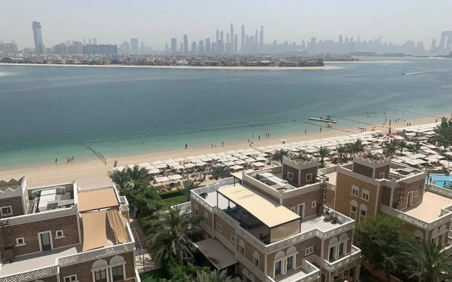 Massive 2 Bedroom with Palm View Balqis
