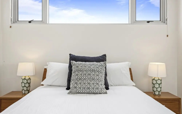 High-floor 2-bed CBD Unit With Views & Amenities – Guest Rooms – Brisbane