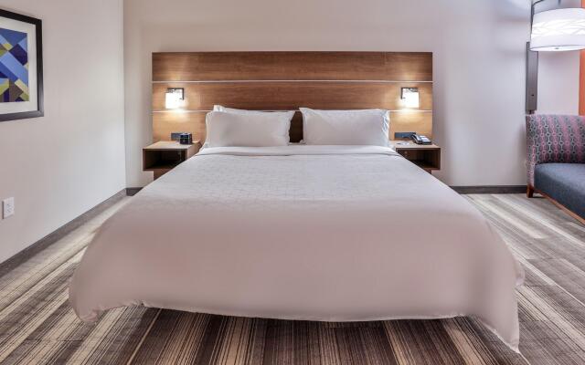 Holiday Inn Express & Suites Nashville Metrocenter Downtown by IHG