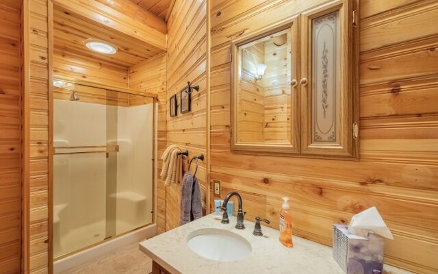 Soaring Pines Lodge 1 Bedroom Home by NW Comfy Cabins by RedAwning