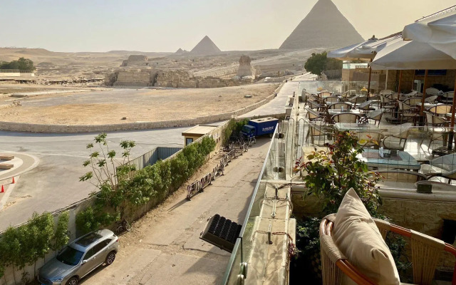 3 Pyramids View Inn