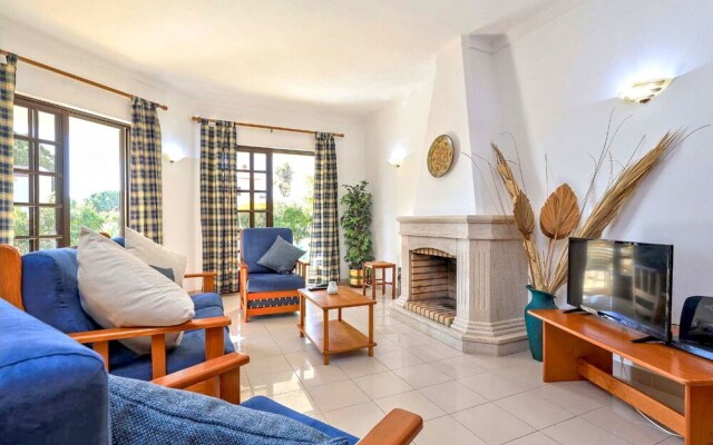 Spacious 4 Bedroom Villa, Private Pool, Free air Conditioning and Wifi