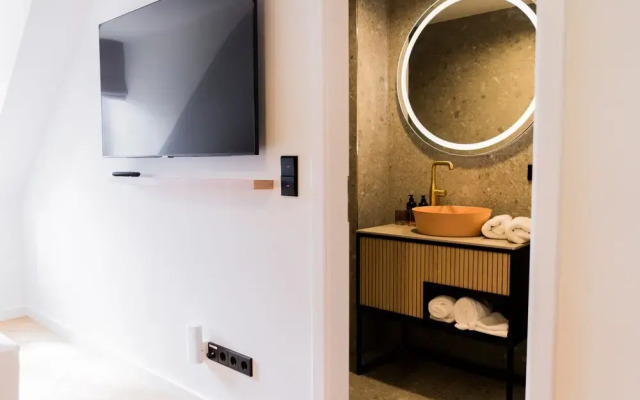 Bob W Munich Airport - Peterhof