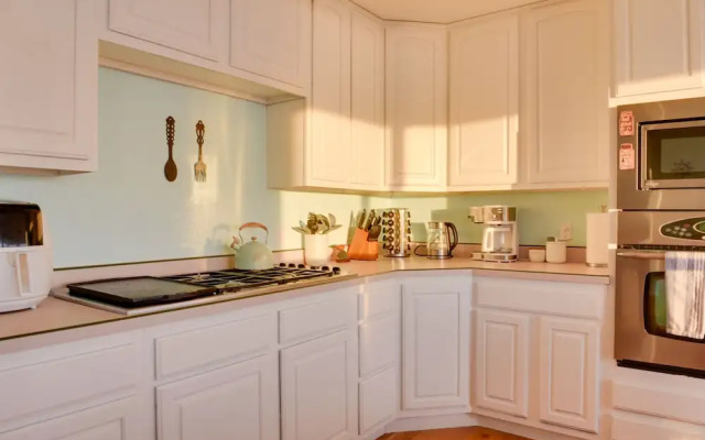 Oceanfront Kenai Villa w/ Fireplace & Deck