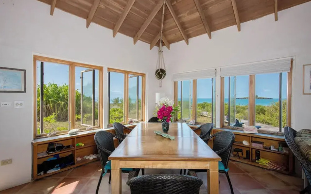 Pink Sands Retreat: Secluded Estate With Pool