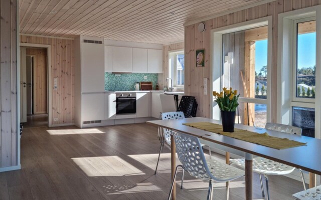 Stunning Home in Færvik With Wifi and 4 Bedrooms