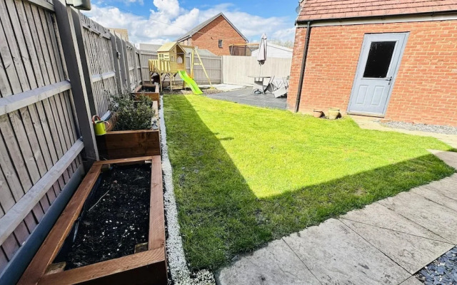 Fantastic, pet Friendly 3 Bedroom House in Bedford