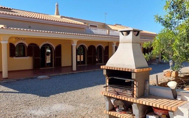 Stunning 8-bed Villa in Estoi