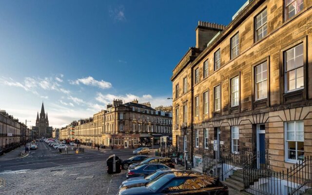 Heart of Edinburgh City Centre 3 Bedroom Georgian Apartment