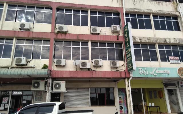 OYO 90376 Centre Point Hotel