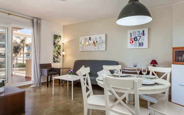 Beautiful 2-Bed first beach line apartment for 6
