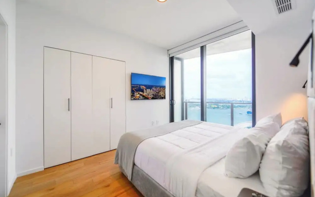 Apartment Offering Direct Bay Views