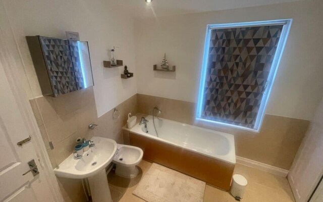 Impeccable 4-bed Home Away From Home in Swindon