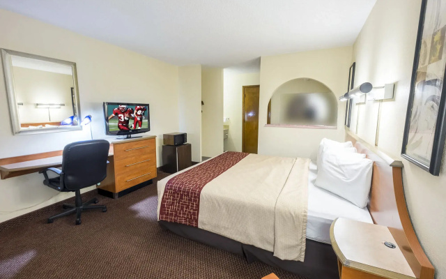 Red Roof Inn Clarksville