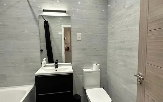 Impeccable 2-bed Apartment in London