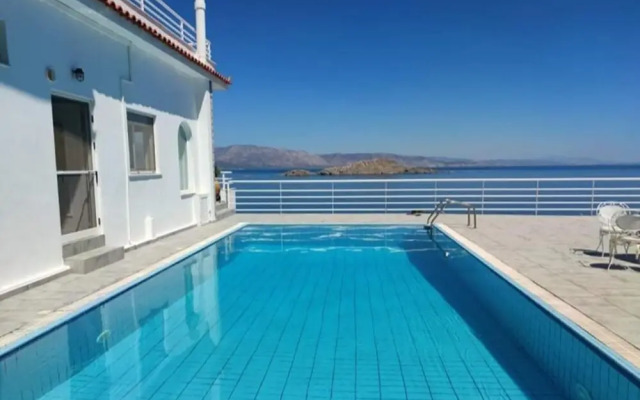 Charming 4-bed Villa in Pefkali