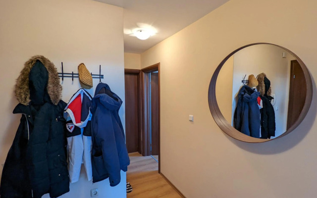 Stylish 2BD Apartment with Panoramic Mountain View