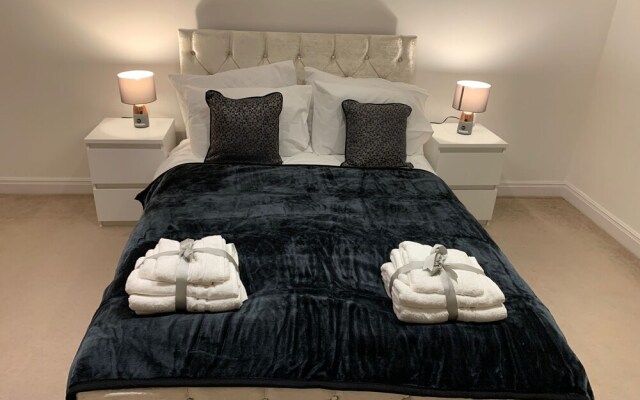 Royal Oak Apartment in Manchester Central Location