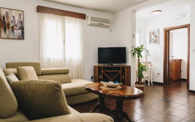 El Mar Aparatments