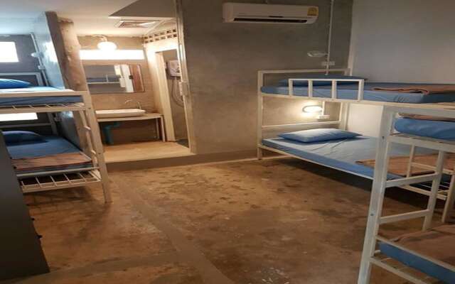 Shut Eye Party Hostel - Adults Only