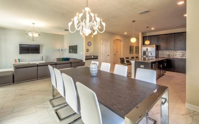 Champions Gate Luxury ! 6 Bedroom Home by RedAwning