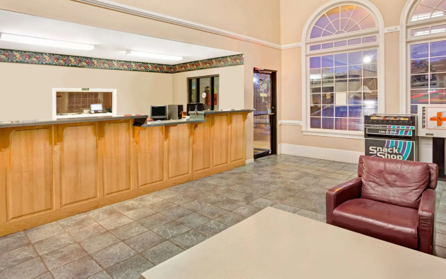 Super 8 by Wyndham Marietta/West/Atl Area