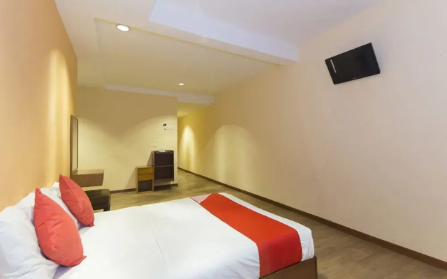 OYO 415 Straits Settlement Inn