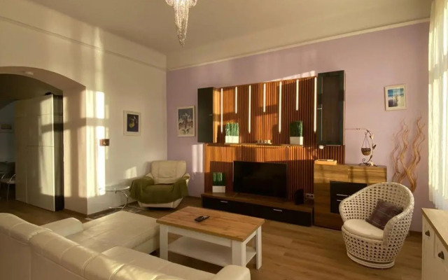 Park Danubes view central market Budapest