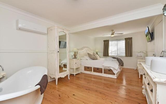 Olive Grove Villa 3 - Suite with large Bath