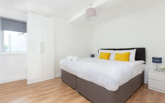 Skyvillion - Tower Point Enfield 1bed With Balcony